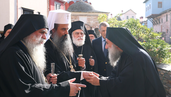 Патриарх Даниил бе посрещнат официално в Карея на Света гора