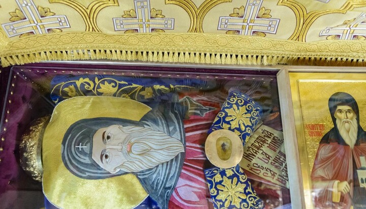 Мощите на преп. Димитрий Басарбовски в Патриаршеската катедрала на Букурещ