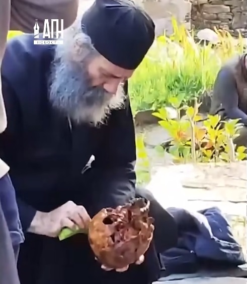 Епископ Климент Левкийски, бивш Зографски брат измива мощите на архимандрит Евтимий Зографски