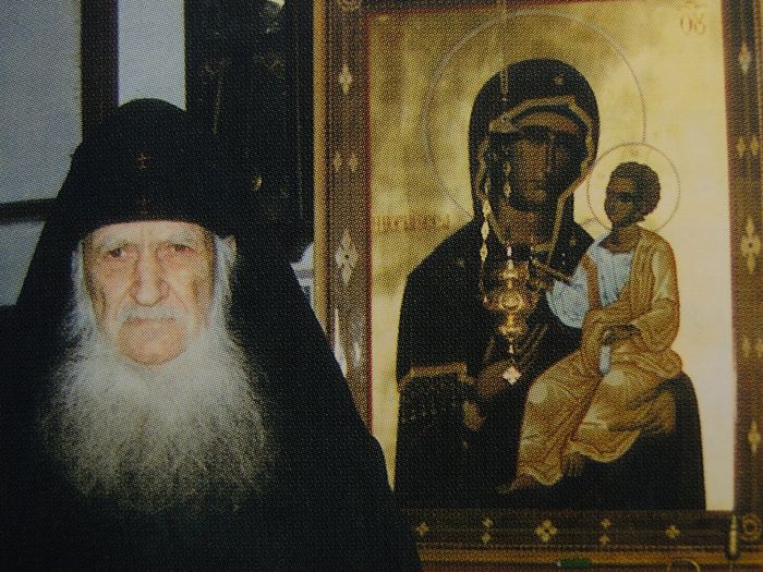 Отец Климент пред копието на Иверската чудотворна икона