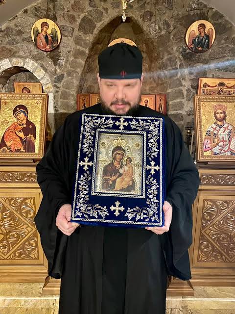 Отец Нектарий Янгсън, пазител на новоявената Хавайска мироточива икона, умалено харнтиено копие на Монреалската мироточива икона.