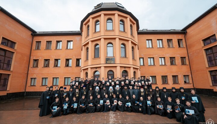 Блаженейши с випускниците на Киевските богословски училища и преподавателите. Снимка: УПЦ