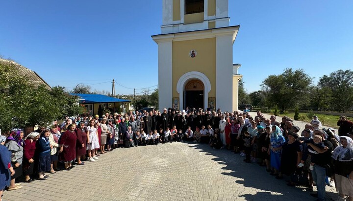 Освещаване на престола в църквата „Свети Георги“ в село Ореховка. Снимка: Одеска епархия