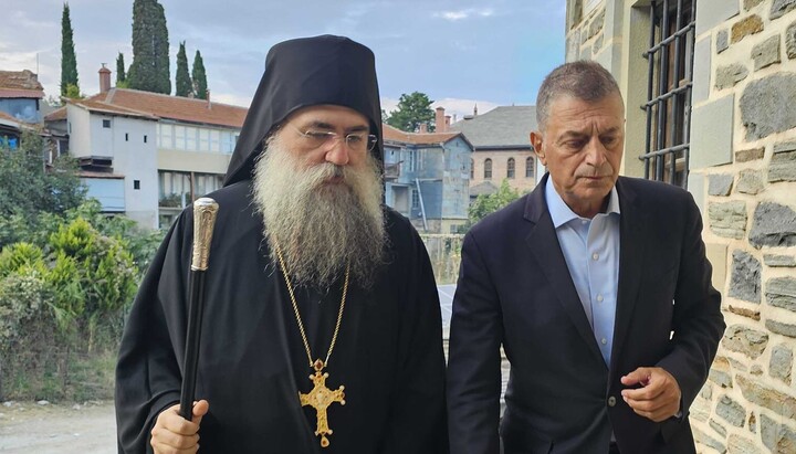 Гражданският управител на Света гора Алкивиадис Стефанис (вдясно)