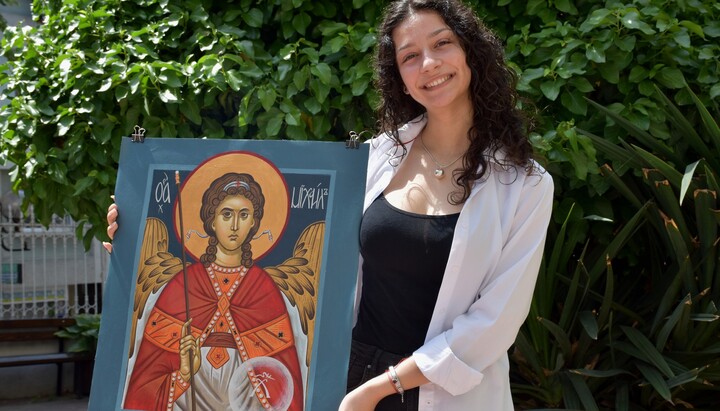 Варненска ученичка изрисува хоругва, дарява я на храм „Св. Архангел Михаил“