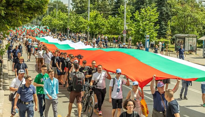 Без партийни и чужди знамена на