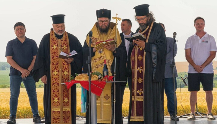 Митрополит Пахомий даде начало на жътвата с водосвет край Цар Петрово