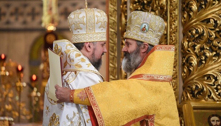 Сергей Думенко (вляво) прегръща гражданин на страната-агресор. Снимка: ПЦУ