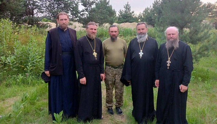 В центъра – предстоятелят на храма „Св. апостол Лука“ отец Анатолий Демянчук. Снимка: t.me/kozakTv1