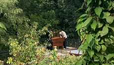 В Киевско-Печорската лавра държавни служители изнесоха раки с мощи и одежди