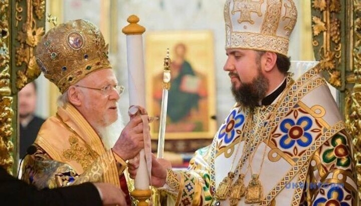 Патриарх Вартоломей предава Томоса на Епифаний Думенко. Снимка: Zn.ua