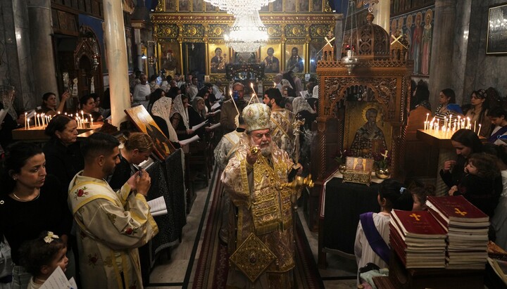 Палестински християни присъстват на литургия на Велики петък в гръцката православна църква „Свети Порфирий“ в град Газа на 18 април 2025 г. (AP Photo/Jehad Alshrafi)