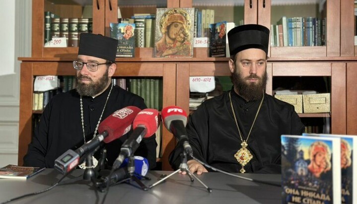 Епископ Петър, координатор на Верското добротворно настоятелство в Белград, и архимандрит Димитрий Снимка: spc.rs