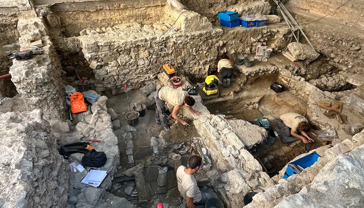 Археолози откриха 1500-годишен кръщелен купел във Ванс, Франция, близо до руините на ранна катедрала. (Ф. Блан Гаридел / SANCA)