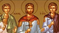 Трофим, Саватий и Доримедонт приемат мъченическа смърт за Христовата вяра