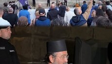 Архимандрит Никанор критикува Синода на протест пред Президентството