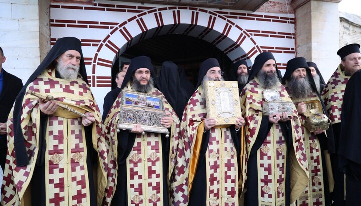 Тържествено посрещане на Патриарх Даниил в манастира Ватопед, големите светини на манастира; Снимки: bg-patriashia.bg