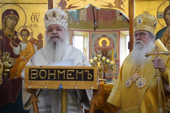 Архиепископ Стефан от Македонската православна църква изнася реч, докато митрополит Тихон от ПЦА наблюдава. Снимка: oca.org