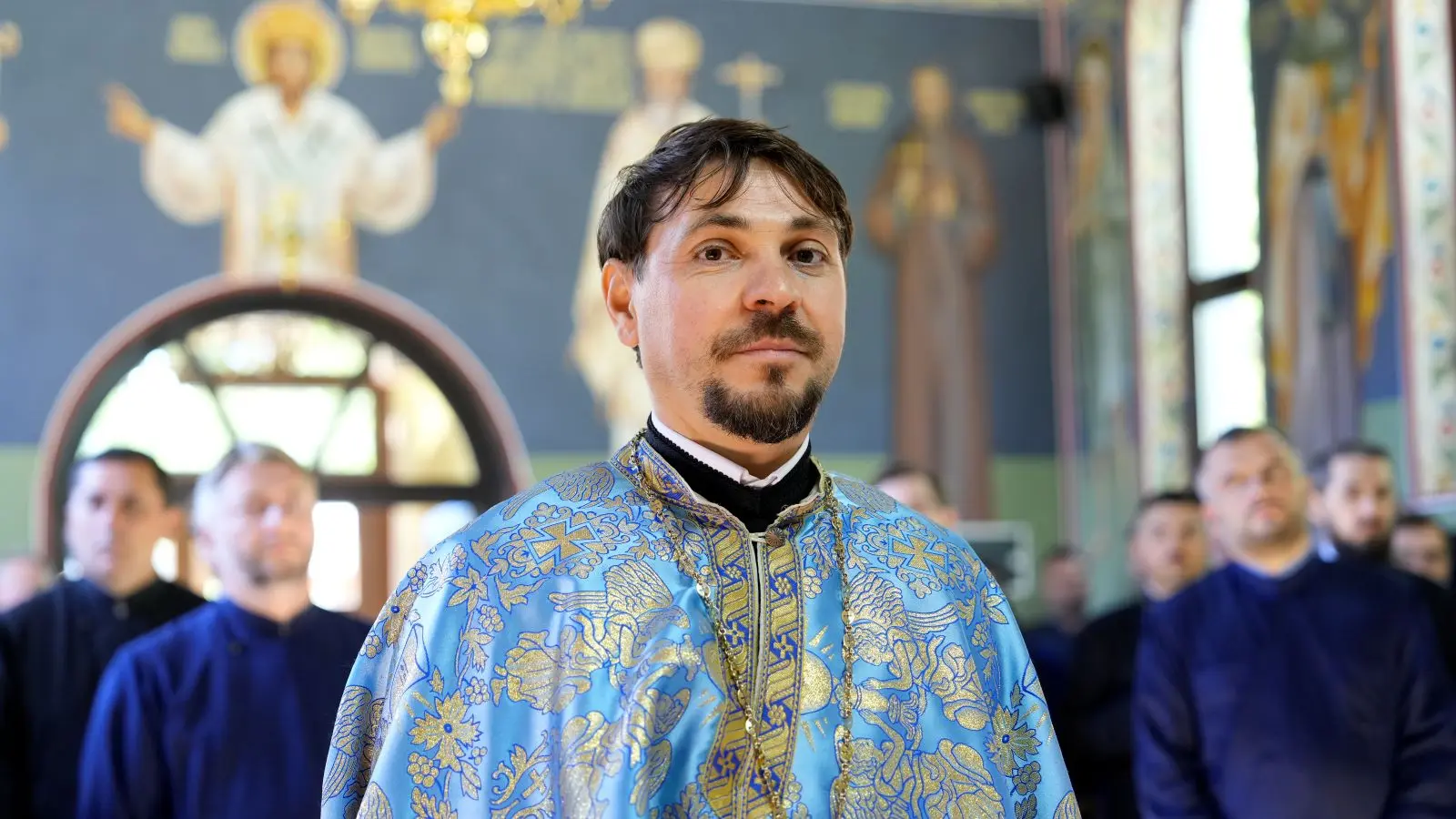 
Отец Алин Ника, координатор на благотворителните свещеници в архиепископията на Букурещ. Снимка: Митрополия на Трансилвания / Костин Чесною