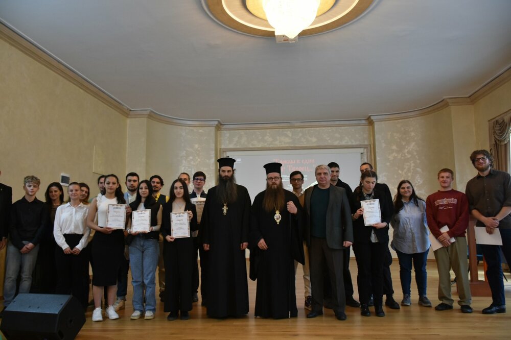 В средата архимандрит Йоан - протосингел на Софийската митрополия, епископ Мелетий - ректор на Семинарията, Валентин Велчев - модератор на конференцията