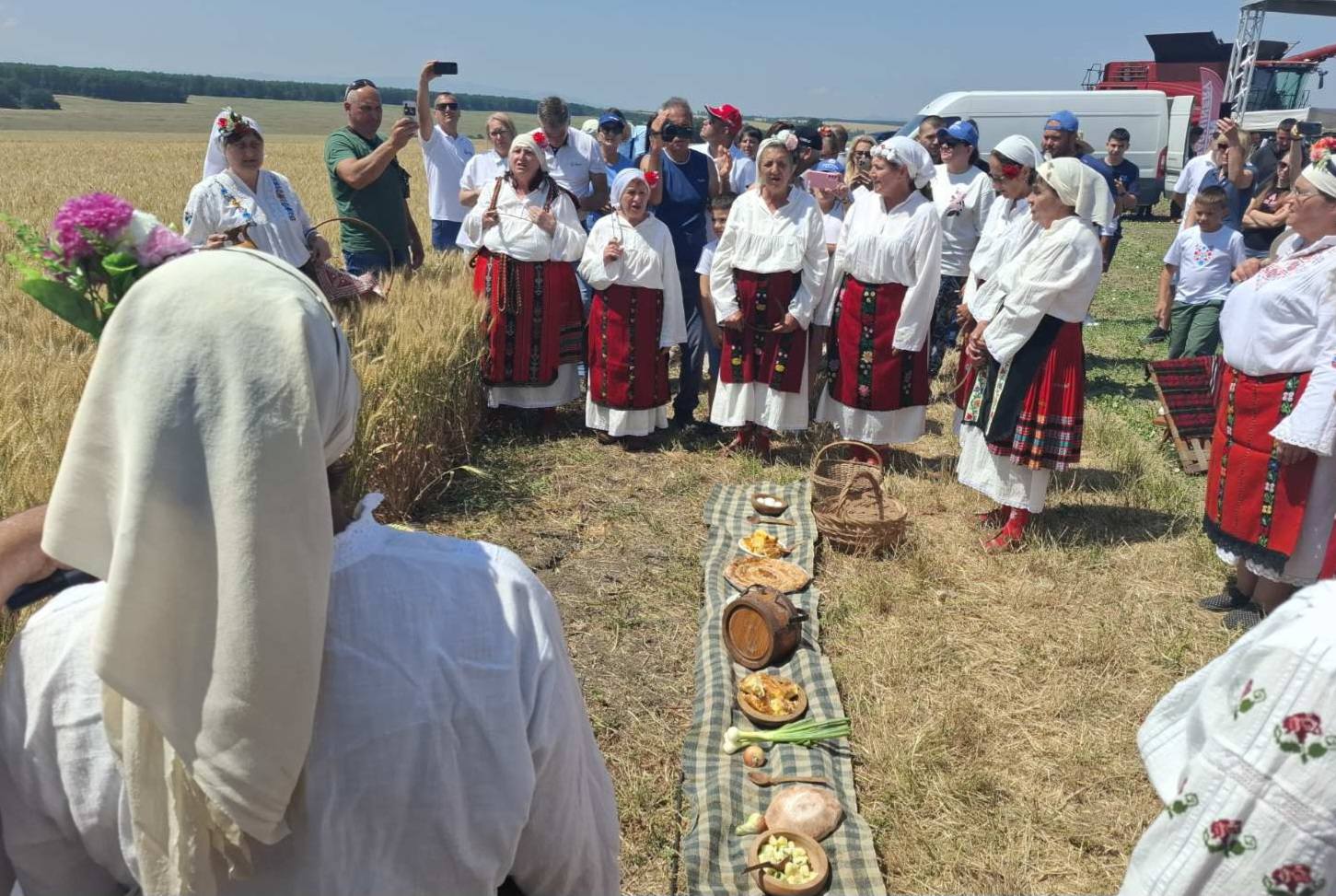 Митрополит Пахомий даде начало на жътвата с водосвет край Цар Петрово - снимка 2
