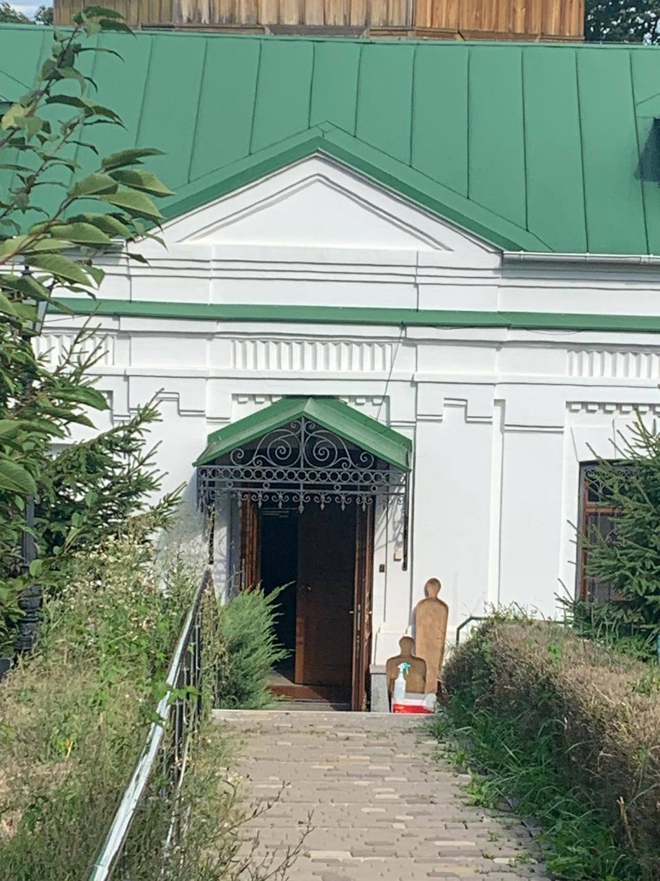 В Киевско-Печорската лавра държавни служители изнесоха раки с мощи и одежди - снимка 2