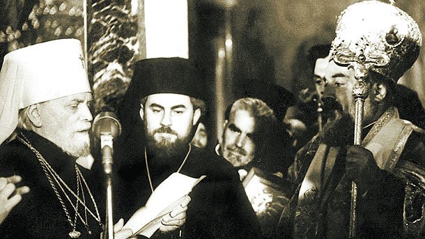 10 май 1953 година, храм „Св. Александър Невски”. Момент от интронизацията на патриарх Кирил (вдясно). В средата е архимандрит Максим, бъдещ патриарх на Българската православна църква, а вляво – един от митрополитите, произнесли тържествени слова на церемонията