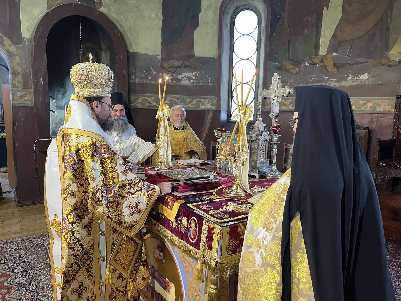 Митрополит Пахомий освети новите антиминси за Видинска епархия - снимка 1