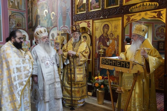Негово Блаженство Митрополит Тихон говори с Негово Блаженство архиепископ Стефан по време на проповедта си. Снимка: oca.org