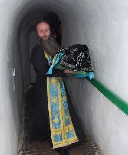 С молитва и страх Божи монасите пазеха мощите, днес чиновници оскверняват - снимка 5