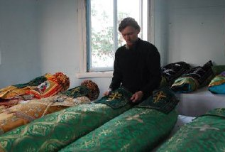 С молитва и страх Божи монасите пазеха мощите, днес чиновници оскверняват - снимка 3