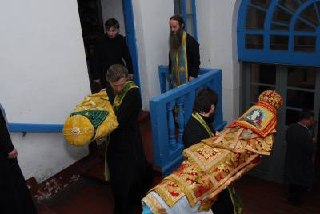 С молитва и страх Божи монасите пазеха мощите, днес чиновници оскверняват - снимка 2
