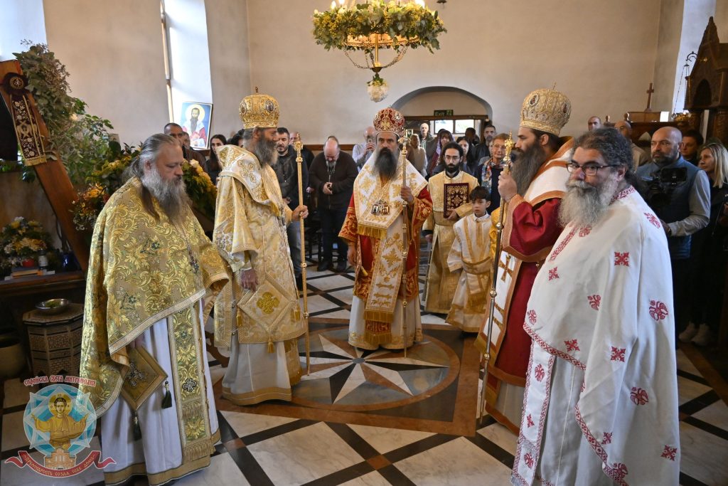 Патриарх Даниил съслужи с Левкийски епископ Климент, Браницки епископ Йоан, йеромонах Пимен, протойерей Иван Иванов, протодякон Иван Петков и дяконЙоан-Стоян Иванов. Снимки: Весела Игнатова