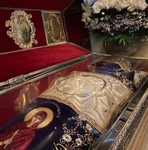 Мощите на св. Петка събират поклонници в Яш - снимка 1
