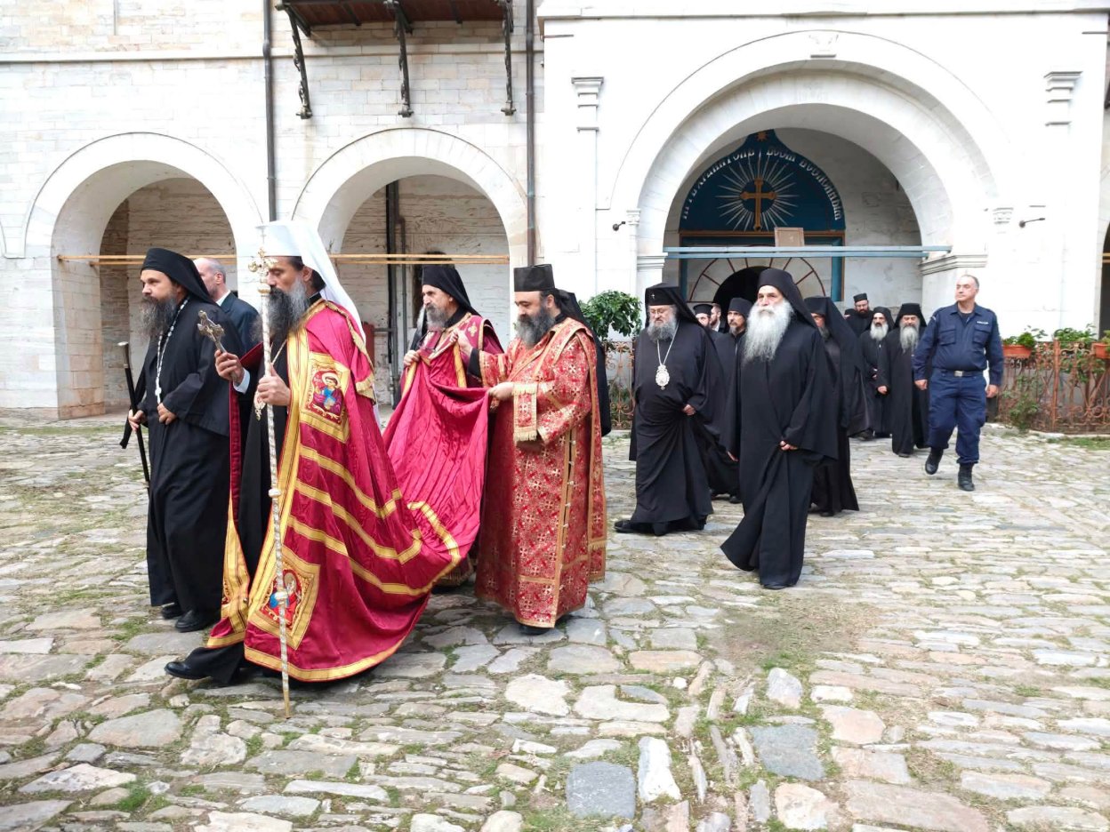 Зографското братство посрещна патриарх Даниил с литийно шествие. Снимка: bg-patriarshia.bg