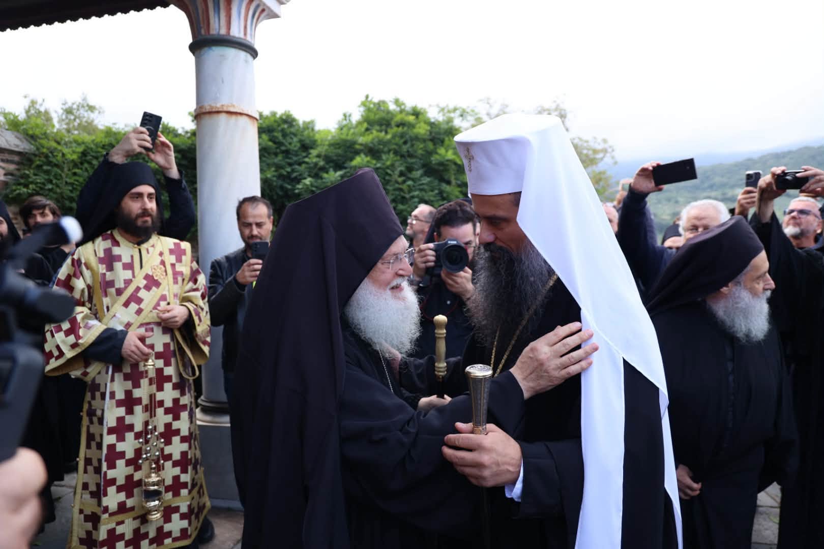 Патриарх Даниил беше посрещнат от архимандрит Ефрем, игумен на манастира Ватопед; Снимка: bg-patriashia.bg
