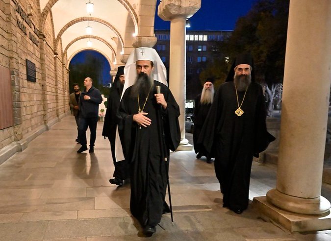 Негово Светейшество Патриарх Даниил и Негово Високопреосвещенство Нишкия митрополит Арсений пред храм "Света Неделя"; снимка: Пламен Михайлов, Софийска митрополия
